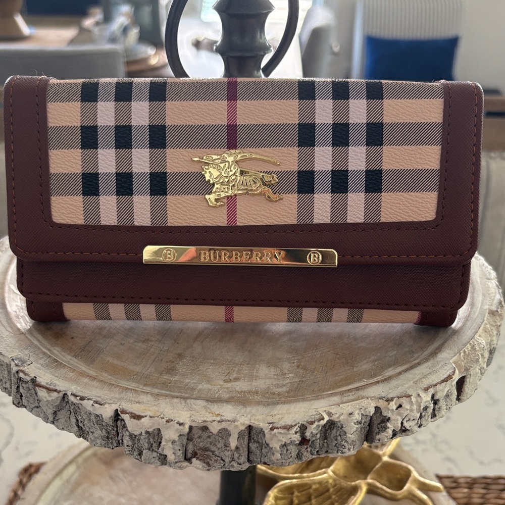Elegant Checkered Wallet with Gold Accents